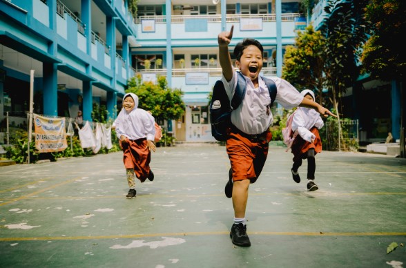 siswa belajar melintasi halaman